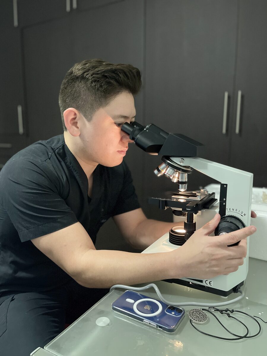 Dr. Felipe Lobato examinando en microscopio